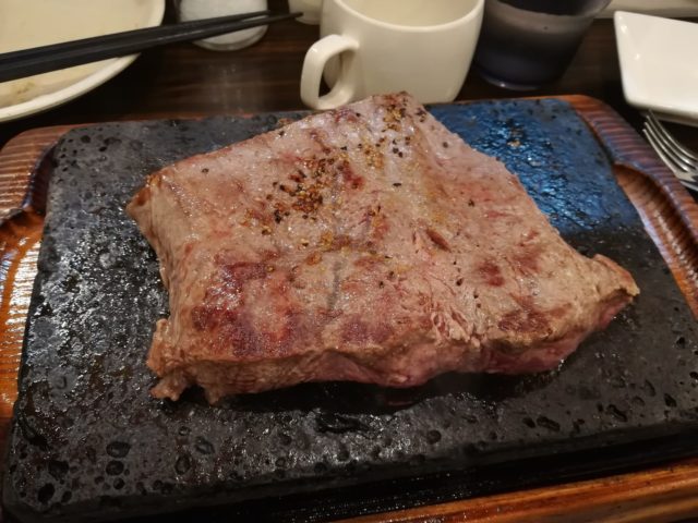 コスパ最強「やっぱりステーキ」沖縄で食べてみた。めっちゃ柔ら肉！
